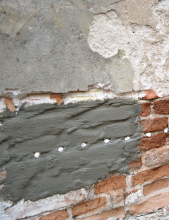 U omítaných fasád je třeba zabránit přenosu vlhkosti omítkou z mokré části pod clonou nad clonu