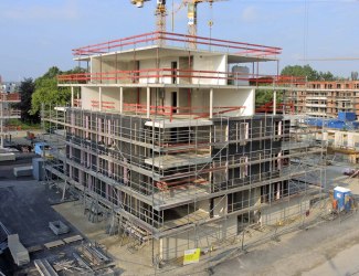 Obr. č. 2 – Montáž prefabrikovaných dřevěných fasádních dílců na železobetonovou konstrukci