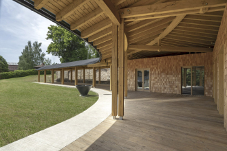 Nové farní centrum vzniklo v místě kulturního domu z padesátých let minulého století. Zděný sál doplňuje dřevostavba s otevřeným krovem. Má poměrně odvážný tvar, který podpořil kvalitu místa u fary a kostela.