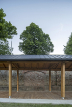 Novostavbu vymezuje stará zeď ze stodoly, která ji chrání stavbu před nepřízní počasí. Mohou se tu instalovat výstavy.