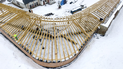 Dřevěnou konstrukci tvoří plné i prázdné vazby. Plné vazby jsou zredukovány a opatřeny zdvojenými sloupy (vaznice se realizovaly na zakázku v Rakousku).