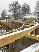 Dřevěnou konstrukci tvoří plné i prázdné vazby. Plné vazby jsou zredukovány a opatřeny zdvojenými sloupy (vaznice se realizovaly na zakázku v Rakousku).