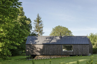 Fasády jsou z oboustranně opalovaného dřeva, střecha z falcovaného titanzinku