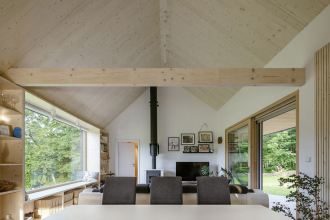 V interiéru se pohledově uplatňuje smrková biodeska