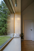 Okenní rámy jsou dřevěné z napojovaného smrku v bezbarvé lazuře