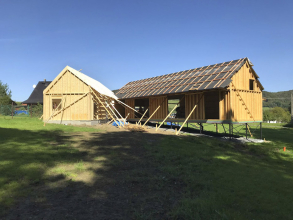 Z průběhu stavby: hlavní obytná část domu vybíhá nad terén na subtilních ocelových stojkách., nosná konstrukce je dřevěná fošinková s dutinami vyplněnými minerální vatou a zaklopenými konstrukčními OSB deskami. Provětrávaná fasáda byla zateplená minerální vatou a zaklopena smrkovými deskami.