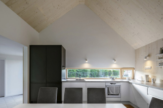 Okenní rámy jsou dřevěné z napojovaného smrku v bezbarvé lazuře