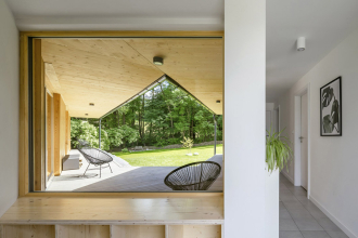 Terasu chrání přesahy střechy, fasády jsou u ní natřené olejovou lazurou