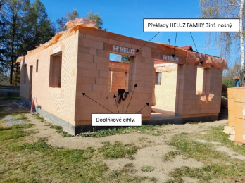 Čisté provedení hrubé stavby s použitím doplňkových cihel a překladů pro montáž vnější stíncí techniky