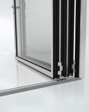 Posuvné prvky lze snadno a téměř neslyšně posouvat do strany, umožňuje to nově vyvinutý válečkový mechanismus, který „jezdí“ v pevné nerezové kolejnici