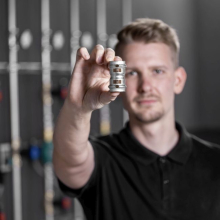 Jelikož je systém Temponox určen pro topné a chladicí systémy, jsou trubky jasně označeny dvěma hnědými linkami a všechny lisovací přípojky mají hnědé tečky doplněné symbolem, že nejsou vhodné pro instalace pitné vody. Tím se zabrání záměně např. s nerezovým potrubním systémem pro instalace pitné vody Viega Sanpress Inox (foto: Viega)