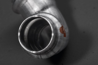 Potrubní systém Temponox je k dispozici jako kompletní řada se všemi základními instalačními komponenty pro uzavřené instalace vytápění a chlazení v rozměrech 15 až 108 mm. Všechny komponenty lze lisovat za studena efektivní a osvědčenou lisovací technikou od Viega (foto: Viega)