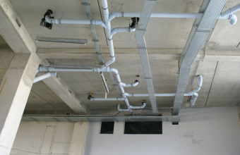 Pro tzv. „tiché“ nebo odhlučněné kanalizační systémy je vhodné místo dříve používaných silnostěnných systémů vyztužených minerálním plnivem použít moderní, lehčí a levnější trubky třívrstvé konstrukce vyrobené z polypropylenu