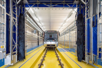 Na koleji č. 39 v hale Depa Kačerov bylo v uplynulých měsících živěji než obvykle. Myčka pražského metra, která se zde nachází, procházela zásadní modernizací