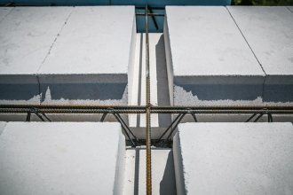 Jako příčné vyztužení použijeme betonářskou výztuž 8 mm, kterou vyvážeme na horní prut nosníků