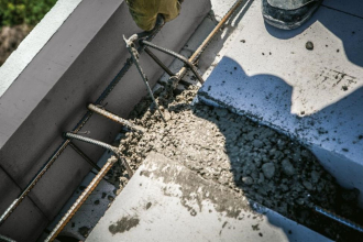 Postupně ukládáme výztuž věnců podle kladečského plánu