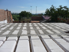 Po zabetonování stropu Ytong Ekonom je konstrukce druhý den pochozí a je možné provádět stavební práce na dalším podlaží