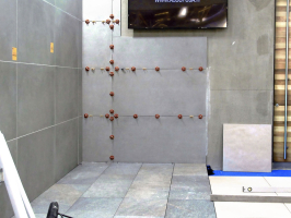 Obr. č. 3: Nedílnou součástí u velkých formátů je použití nivelačního systému, který nám rovná povrch obkladových prvků mezi sebou, aby nevznikly přesahy