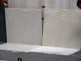 Obr. č. 4: Na levé straně je obkladový prvek správně podlepen a došlo k celoplošnému podlepení. Na pravé straně bylo lepidlo nanášeno nepravidelně, nebylo zhutněno, a tak nemohlo dojít k celkovému podlepení