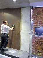 Obr. č. 5a: Příklad ručního zhutnění. Vyžaduje velkou fyzickou námahu s nejistým výsledkem