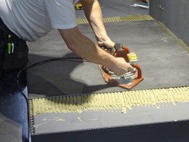 Obr. č. 5b: Při použití ručního elektrického nářadí, které nám vibračním způsobem zajistí dokonalé zhutnění lepidla