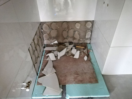 Obr. č. 6: Novátorský způsob lepení. Lepidlo sice rovnoměrně zčeříme na podkladu, ale něco nám chybělo k zajištění rovinnosti. Tak se to dorovnalo „buchtou“ z lepidla