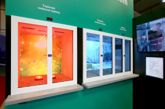 Důležitým krokem k dosažení nízkých provozních nákladů domácností je především dokonale tepelně izolující obálka budovy, jejíž podstatnou část tvoří okna