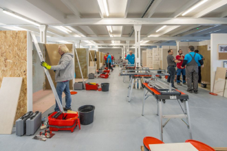 Na rozsáhlé ploše téměř 1000 m2 je dostatečný prostor jak pro teoretickou část, tak pro část praktickou, tedy tréninkové kóje s profesionálním vybavením a nářadím