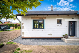 Jednopodlažní pasivní dům navrhl tým studia Harfen Ateliér. Bungalov je postaven z pórobetonového stavebního systému Ytong