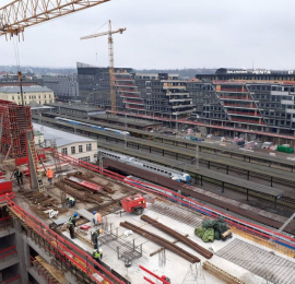 Hotel se staví na křižovatce ulic Hybernská a Opletalova. Foto: Radek Čermák
