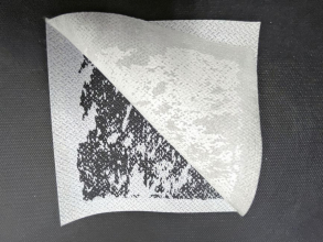 Vzorek po testování: poškození stárnutím po 24 týdnech, zakrytá okrajová část bez poškození