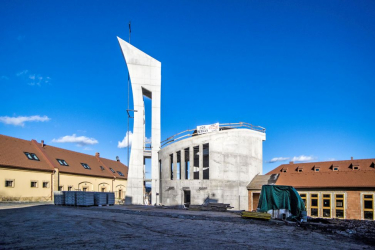 Pohledový beton formovaný zvláštním bedněním bude tvořit věž kaple sv. Terezie, která vyrůstá jako součást novostavby kláštera bosých karmelitek v Drastech. O této stavbě rozhodně ještě uslyšíme v souvislosti s udílením architektonických cen