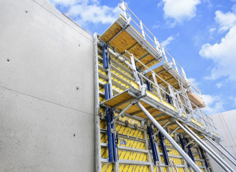 Pohledové betony jsou většinou synonymem pro hladké aplikace. Dosáhnout jich lze například pomocí kompozitních desek Xlife, které jsou standardně osazovány do rámového stěnového bednění Doka Framax, respektive velkoplošných prvků Framax Xlife Plus (na snímku)