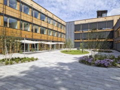 Budova získala novou tvář, i když objemově a půdorysně zůstala stejná. Vstupní hala, jídelna a kavárna se otevírají do atria.