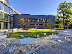 Některá nároží a tělocvična jsou kontrastně obloženy cembonitovými deskami a fotovoltaickými panely