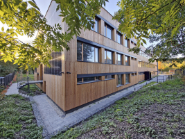 Zavěšená fasáda je z větší části obložena rombusovými latěmi ze sibiřského modřínu. Oproti hliníkovým systémům vykazuje 96% úsporu primární energie.