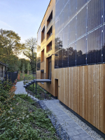 U fotovoltaiky šli autoři projektu na maximum – původně chtěli vytvořit nulovou budovu, pak se ukázalo, že může být pozitivní. Na střeše i na fasádě využili všechny volné plochy.