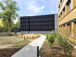 U fotovoltaiky šli autoři projektu na maximum – původně chtěli vytvořit nulovou budovu, pak se ukázalo, že může být pozitivní. Na střeše i na fasádě využili všechny volné plochy.