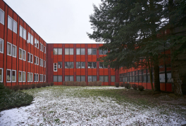 Původní budova byla postavena v systému Kord