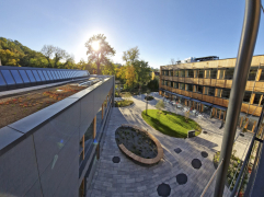 Škola se stala první budovou, jejíž projekt získal zlatý certifikát SBToolCZ. Je energeticky a uhlíkově pozitivní, díky tepelným čerpadlům a fotovoltaické elektrárně vyrobí ročně o 8192 kWh víc energie, než spotřebuje. Vyniká komplexním využitím nejrůznějších technologií. Na střeše se nachází fotovoltaické panely o výkonu 147 kWp doplněné o 300 kWh baterii.