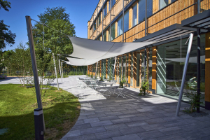 Dřevěný je nejen samotný obklad obvodového pláště, ale i rámová konstrukce z KVH hranolů, zaklopená OSB deskou. Plné části jsou vyplněné celulózou izolací a zakryté deskovou, difuzně otevřenou izolací a fólií.