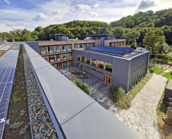 Tělocvična měla původně okna z jihu, na místě posilovny byla výpočetní učebna. Prostor je nyní propojen, hrací plochu osvětlují střešní světlíky.