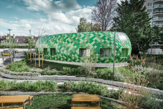 Bezbariérová stavba je přístupná přímo z veřejného parkoviště, aby byla k dispozici všem obyvatelům Marly-le-Roi