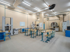 Zvolené dlaždice musejí mít vhodná technická specifika, vydržet velmi vysoké zatížení veřejných prostorů