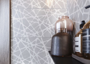 Pavučinu jako od Spidermana může evokovat abstraktní dekor obkládaček 30 x 60 cm ze série Extra