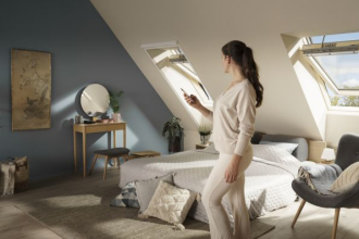 Střešní okna VELUX Standard a VELUX Standard Plus s novým horním ovládáním mohou být snadno adaptována na dálkové ovládání