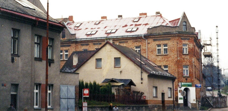 Zřetelně vyrýsovaná konstrukce krovu a odtávání námrazy kolem střešních oken naznačuje poruchy v provedení vzduchotěsné vrstvy