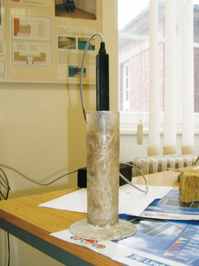 Jehlová sonda Izometu ve vzorku slámy