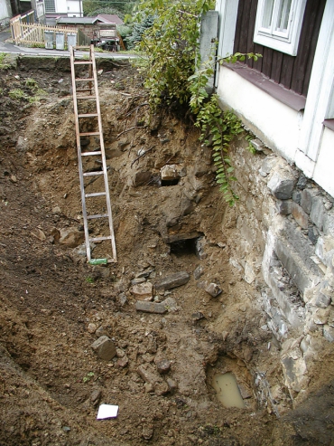 Obr. 1: Vzduchový kanál s drenážním systémem vytvářel svislou separační vrstvu u historického objektu