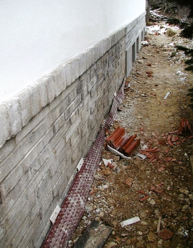 Obr. 3: Nopová fólie nebude nikdy náhradou svislé izolace, zasypání lišty sutí se často povede i na stavb